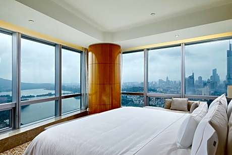 Executive Premier One-Bedroom King Suite - Club Level