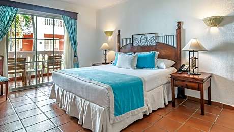 Deluxe Pool View King Bed