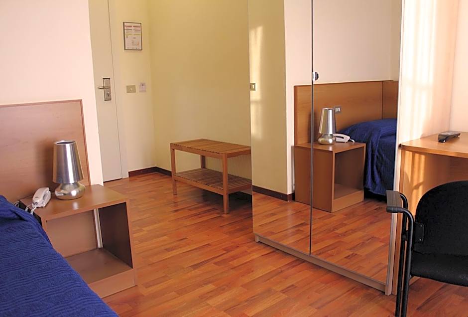 Photo 1 of 4 of Single Room