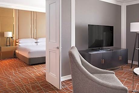 Executive lounge access, 1 Bedroom Executive Suite, 1 King, Story Bridge view, High floor