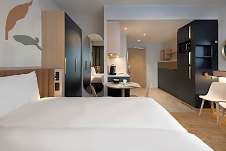 Elegant Quadruple Studio