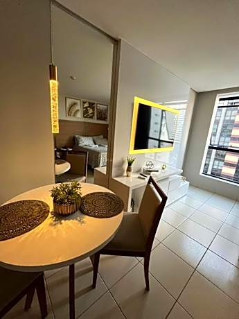 Suíte luxo com tela de cinema no América Towers Studio Residence