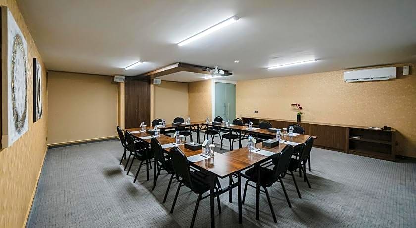 LOUIS V HOTEL LEBANON