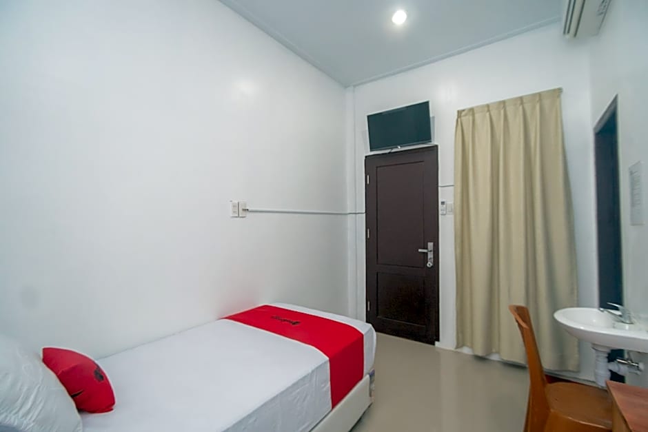 RedDoorz Syariah near Pelabuhan Ulee Lheue Banda Aceh