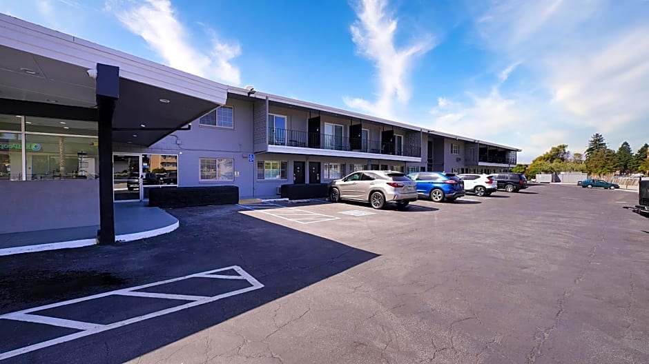 Seaside Inn & Suites