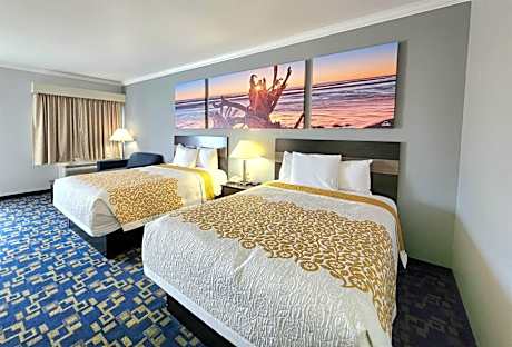 Queen Room with Two Queen Beds and Bath Tub - Mobility/Hearing Access - Non-Smoking