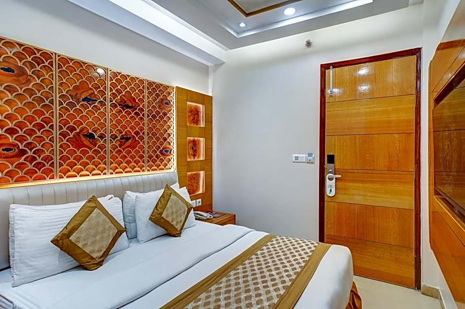 Hotel Gold Palace - 03 Mins Walk From New Delhi Railway Station