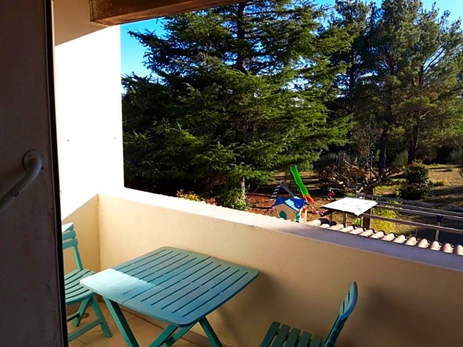 Chambres tomate, dans maison avec petit escalier et Stanna, à 6km du festival de piano de la roque d'anthéron