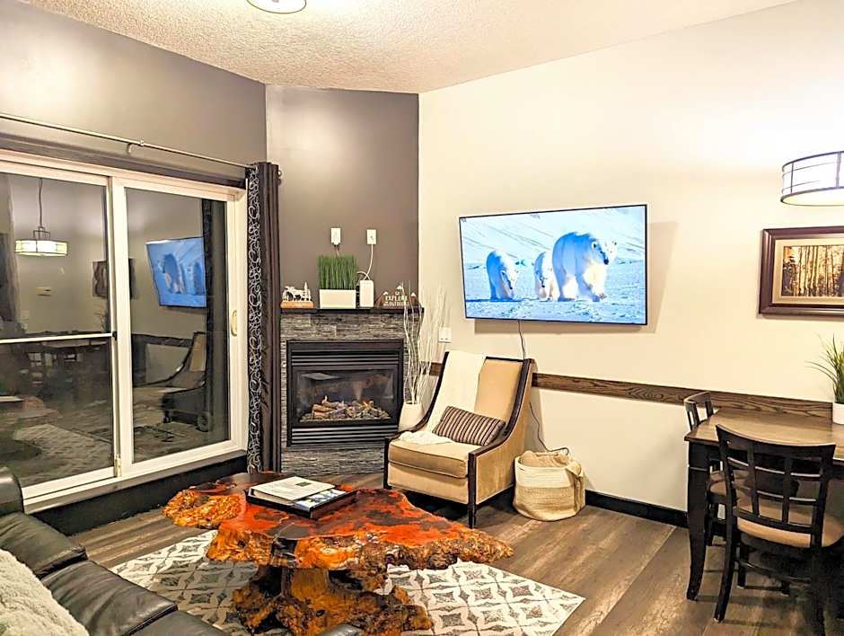 Canmore Mountain Retreat. Hot Tub, Pool, King Bed!