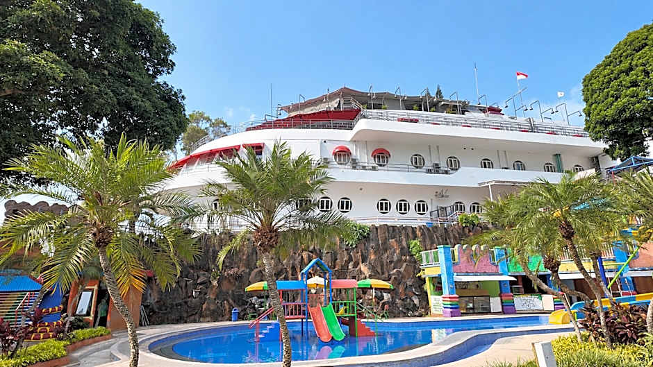Kapal Garden Hotel at Taman Rekreasi Sengkaling