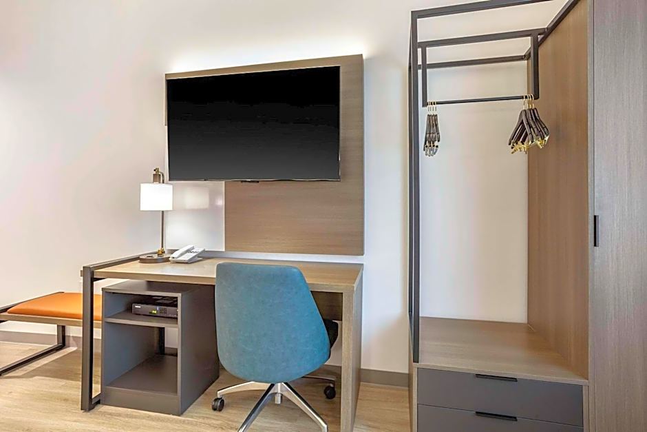Comfort Inn & Suites Newark Liberty International Airport