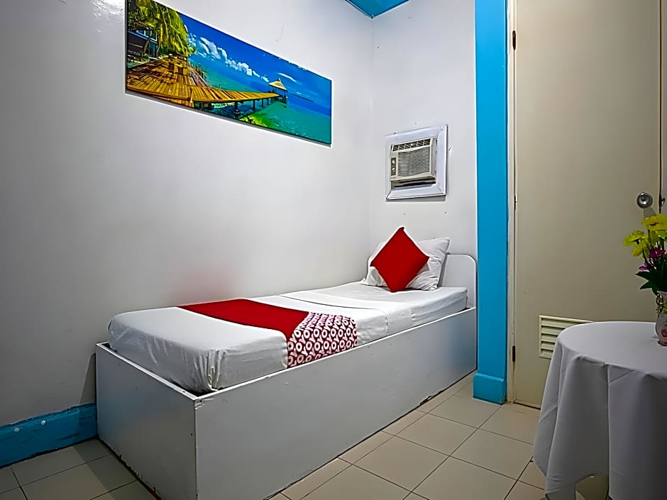 RedDoorz @ La Maria Pension and Tourist Inn