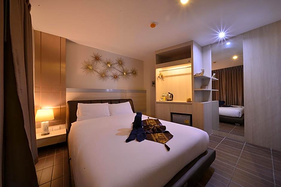 Photo 1 of 8 of Deluxe 1 Queen Bed
