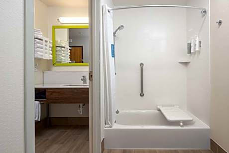1 Queen Mobility/Hearing Access Tub Nosmok