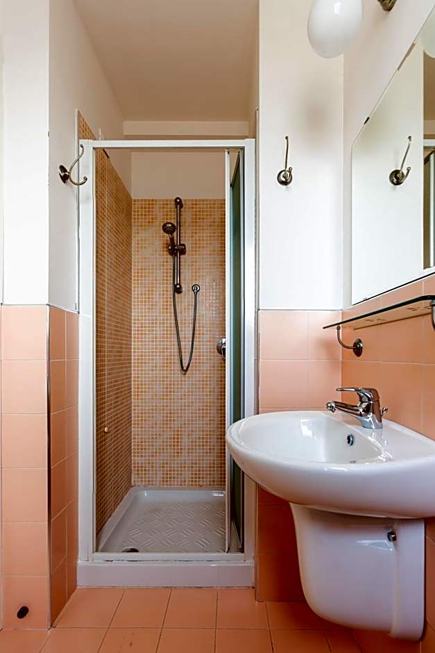 GG8 Restaurant & Hotel