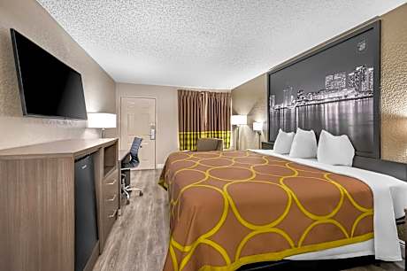 1 King Bed, Mobility Accessible Room, Bathtub w/ Grab Bars, Smoking