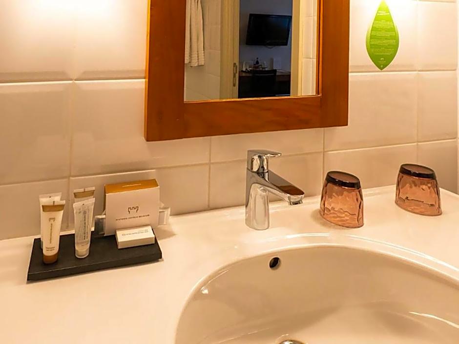 Budget Rooms by Ghent River