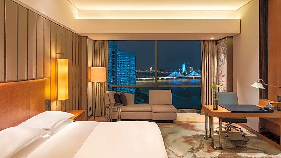 Photo 1 of 3 of Classic 1 King Bed, River View