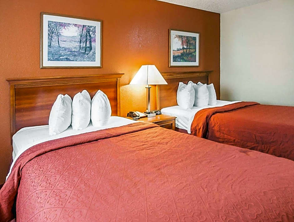 Quality Inn & Suites Kansas City I-435n Near Sports Complex
