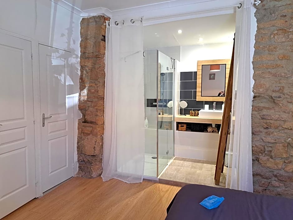 Chambre privée indépendante dans une maison