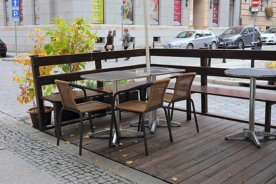 Academus Pub & Guest House