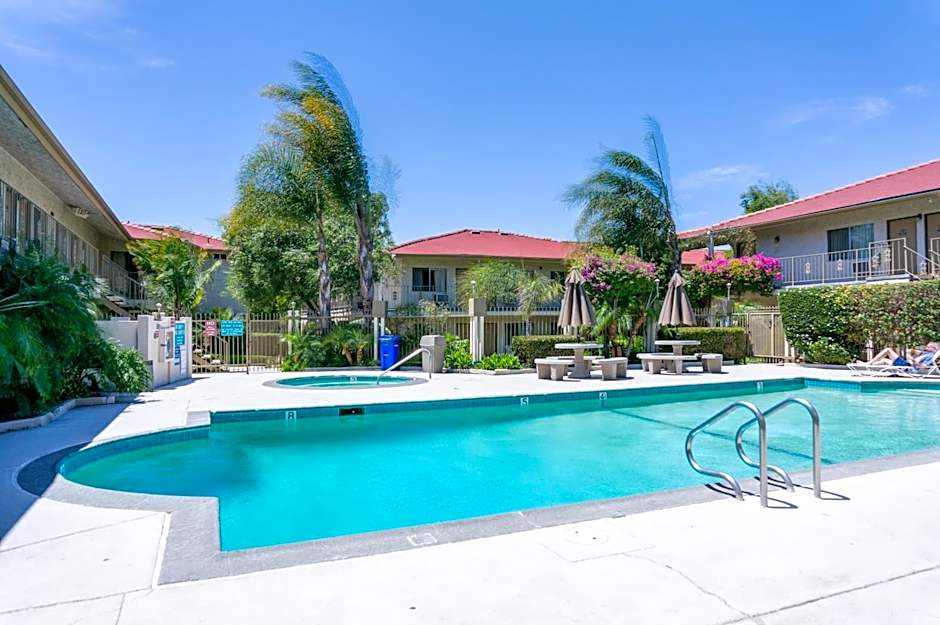 California Suites Hotel