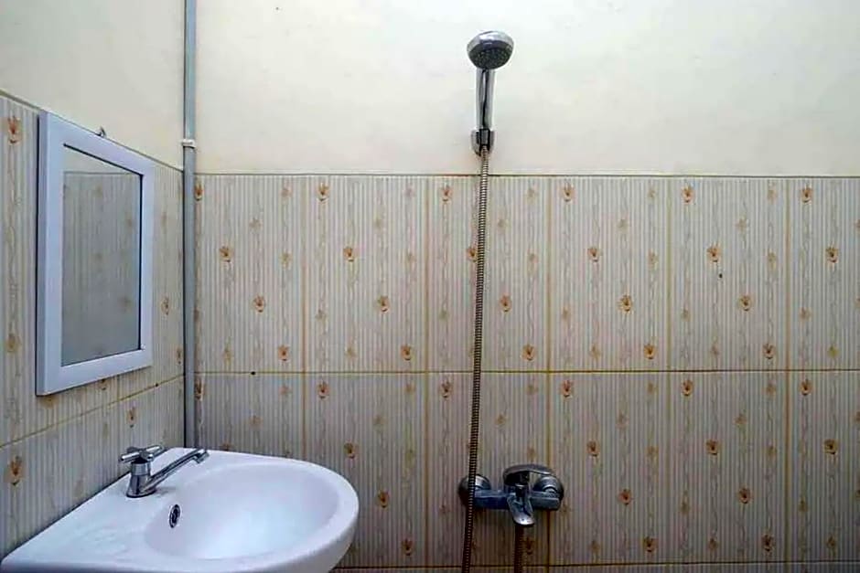 Teratai Guesthouse Mitra RedDoorz near Tugu Yogyakarta