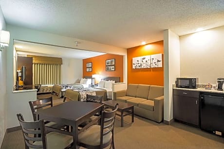 Queen Suite with Two Queen Beds - Non-Smoking