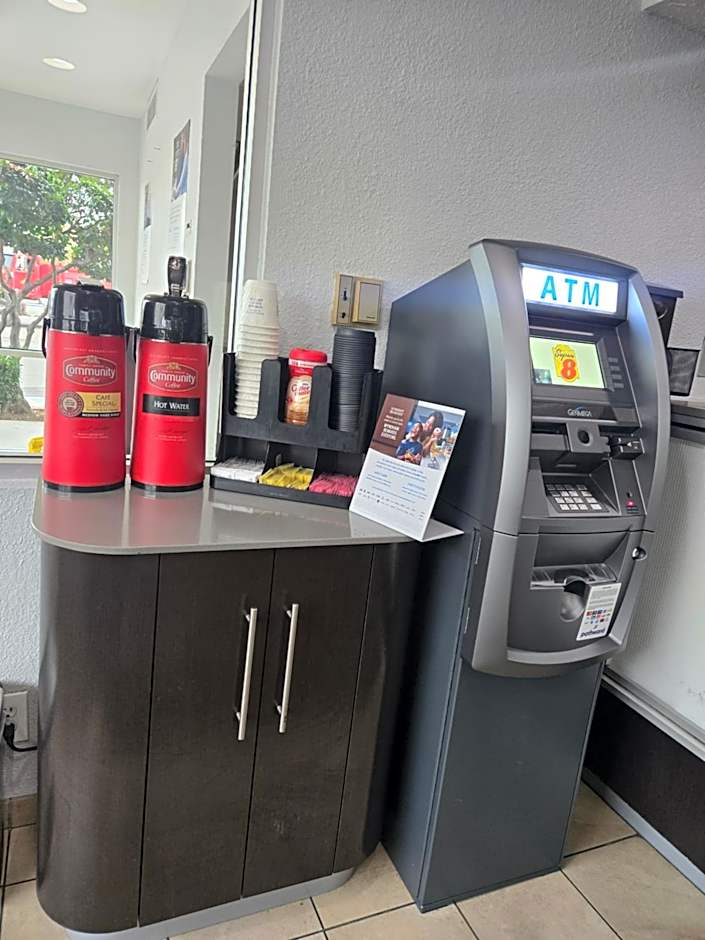 Super 8 by Wyndham Tracy