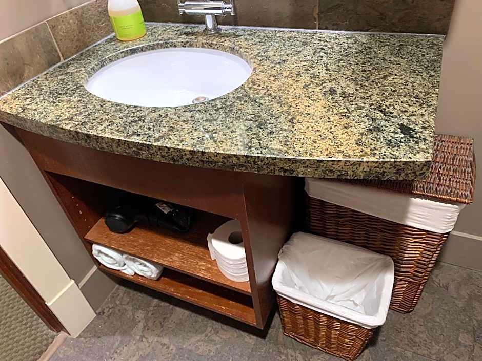 Solara Escape - 2BR Retreat with Pool - Hot Tub - Gym - Spa