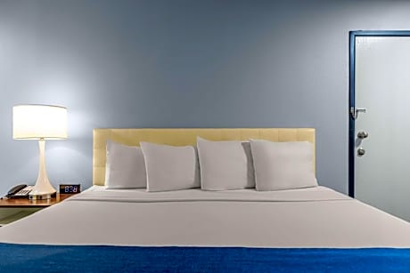 Deluxe Queen Suite - Non-Smoking