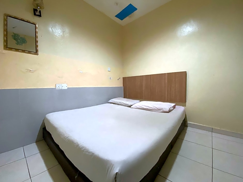 OYO 89760 Harmoni Inn Hotel