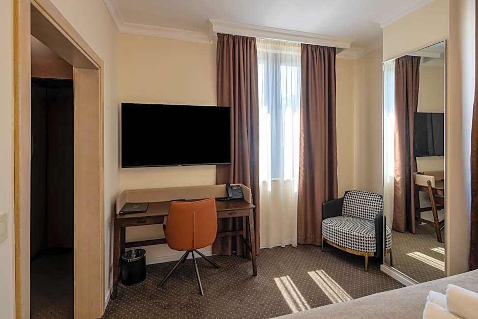 Nobel West Hotel