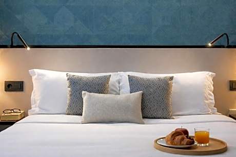 Superior Queen Room with Queen Bed - Non-Smoking