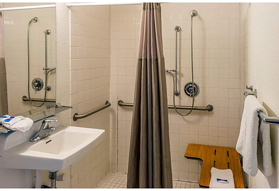 Motel 6-Bakersfield, CA - Convention Center