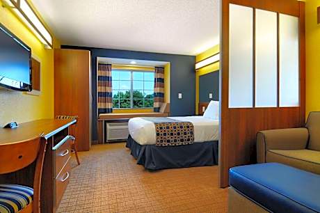 Queen Suite with Mobility/Hearing Impaired Access - Non-Smoking