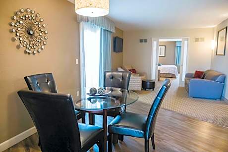 One-Bedroom Luxury King Suite - Non-Smoking