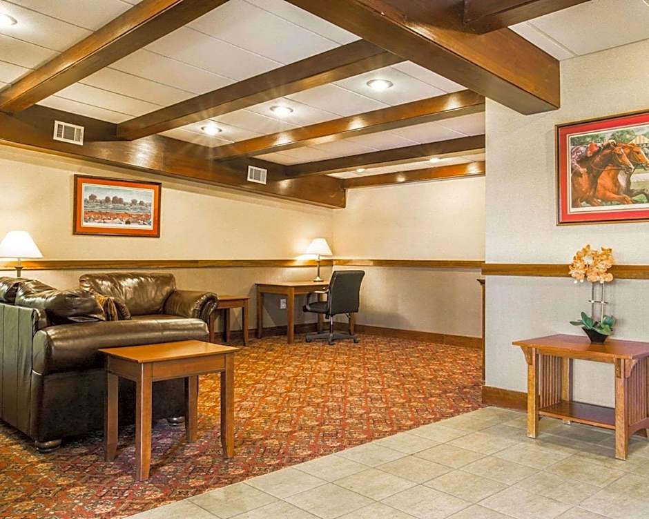 Clarion Inn & Suites At The Outlets Of Lake George