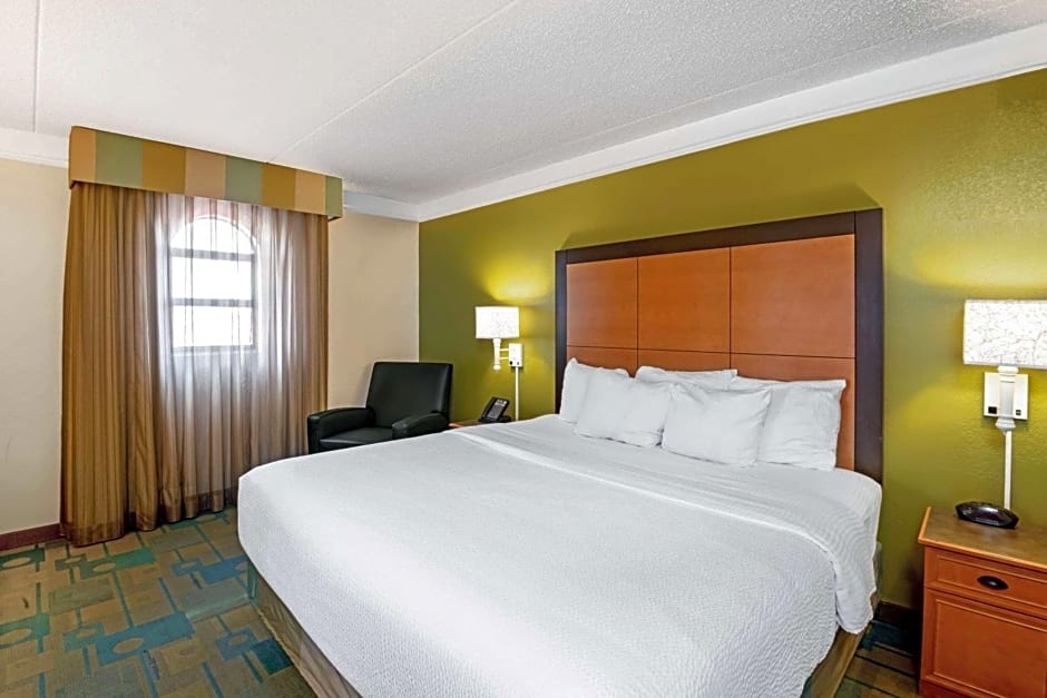 La Quinta Inn & Suites by Wyndham Mid-City