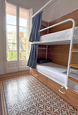 Bed in 4-Bed Mixed Dormitory Room with Shared Bathroom