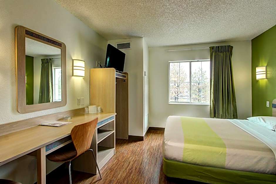 Super 8 by Wyndham Aurora East