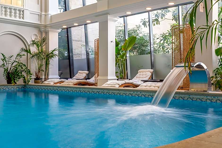 Queen'S Court Hotel & Residence