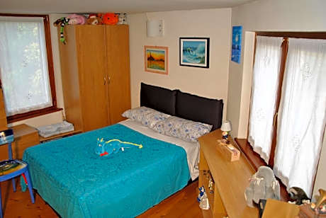 Double Room with French Bed and Shared Bathroom