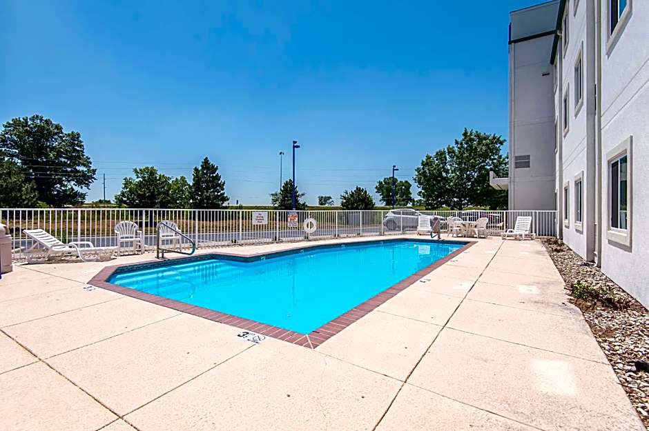 Motel 6-Junction City, KS