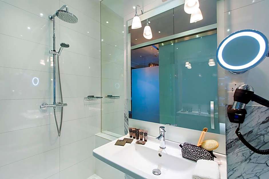 Amsterdam Canal Hotel