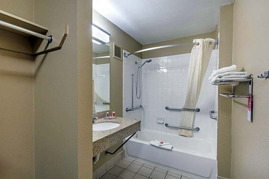 Econo Lodge Inn & Suites I-35 At Shawnee Mission