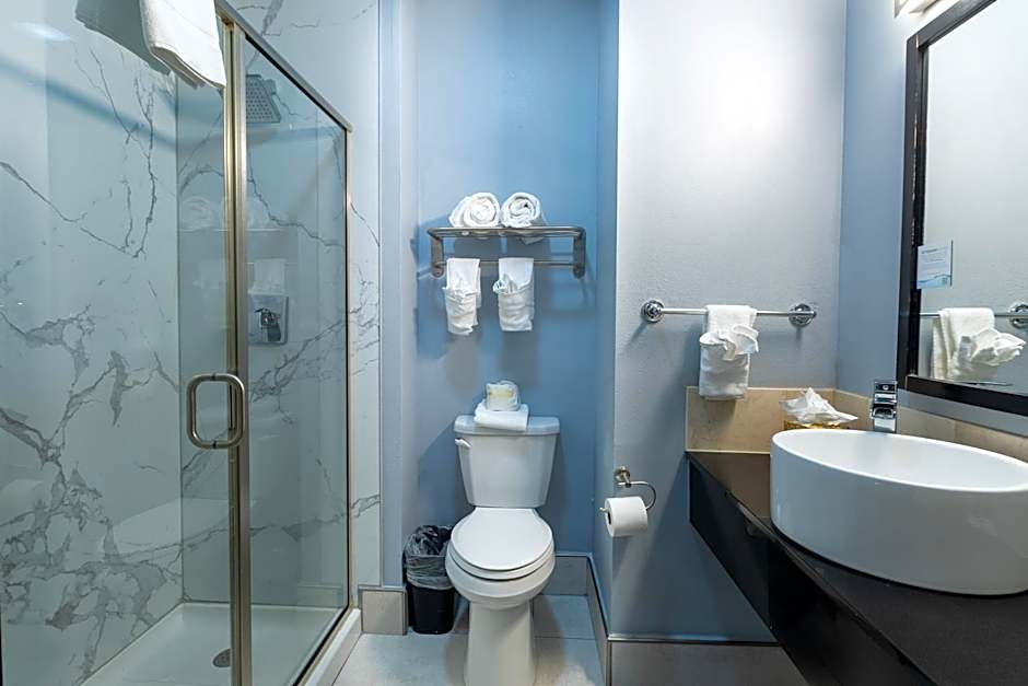 Days Inn & Suites by Wyndham Milwaukee