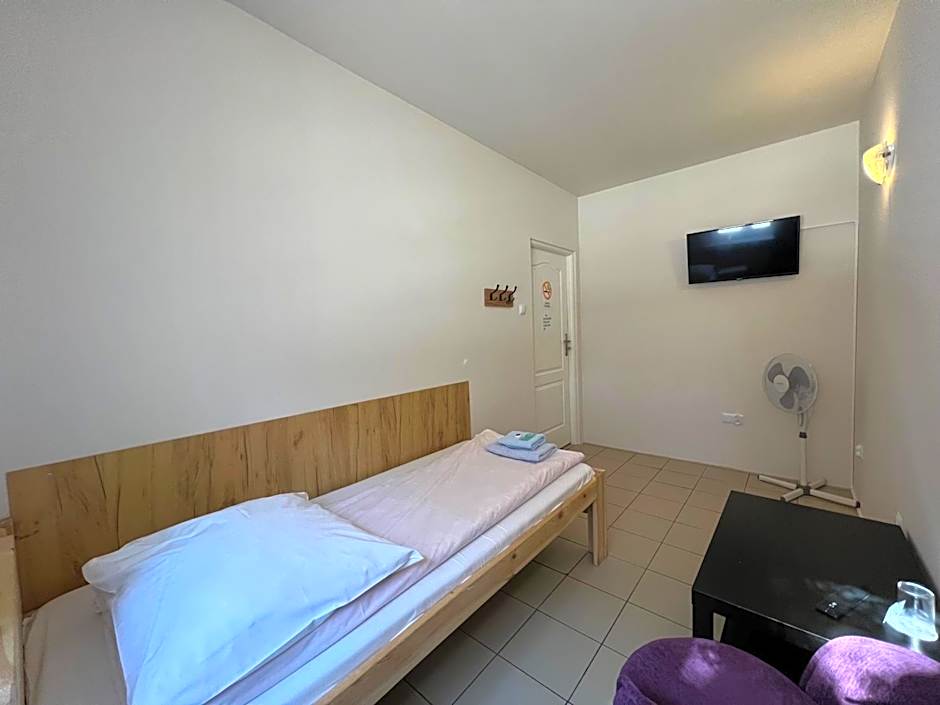 ETNA - Hostel -Noclegi Rzeszów 24 Pokoje -PARKING-