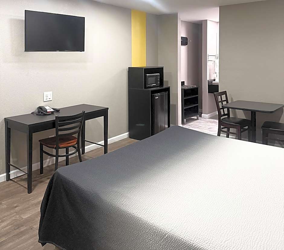 Super 8 by Wyndham Visalia