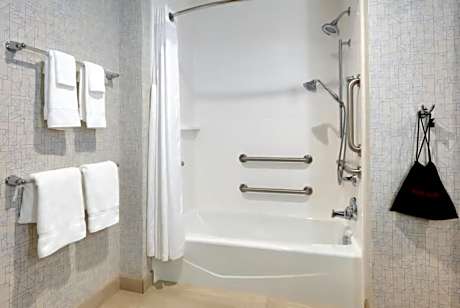 King Suite with Hearing Accessible Tub - Non-Smoking